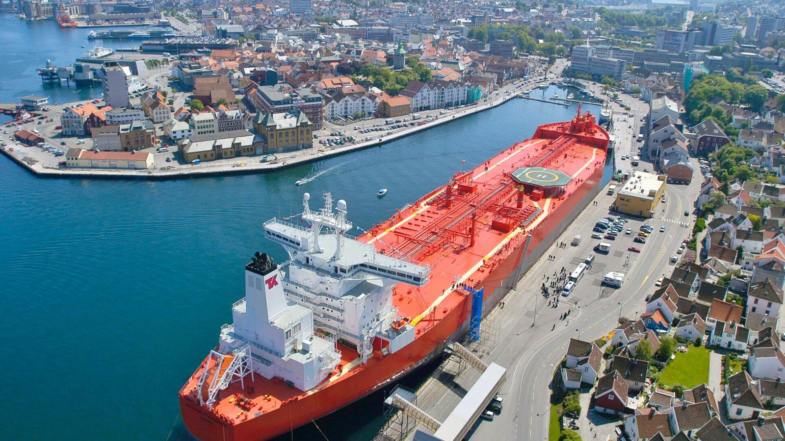 Immense porte-conteneurs rouge vif amarré dans le port