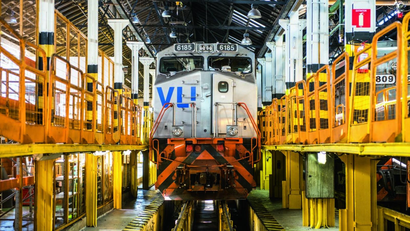 head-on view of locomotive with VLI logo