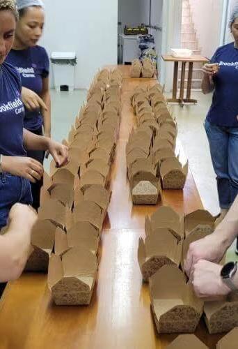 people volunteering