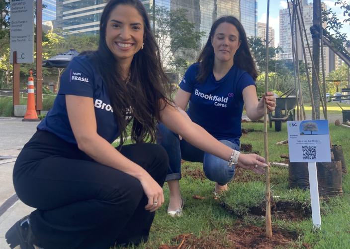 people volunteering for Earth Day