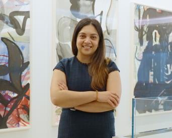 Aisha portrait Infront of abstract art